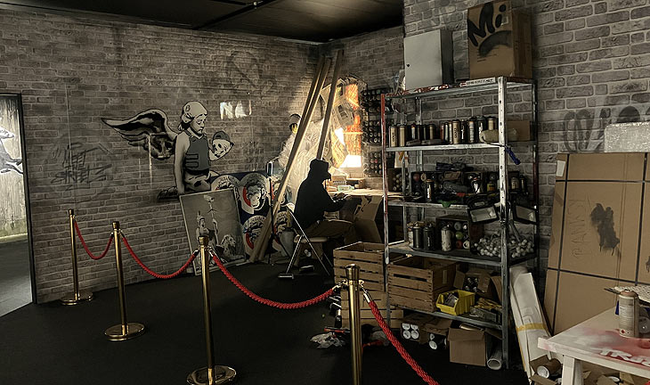 „House of Banksy – An Unauthorized Exhibition" ab 14.06.2024 im B-TWEEN, dem Untergeschoss des ehemaligen Galeria Kaufhof am Stachus (©Foto: Marikka-Laila Maisel) 